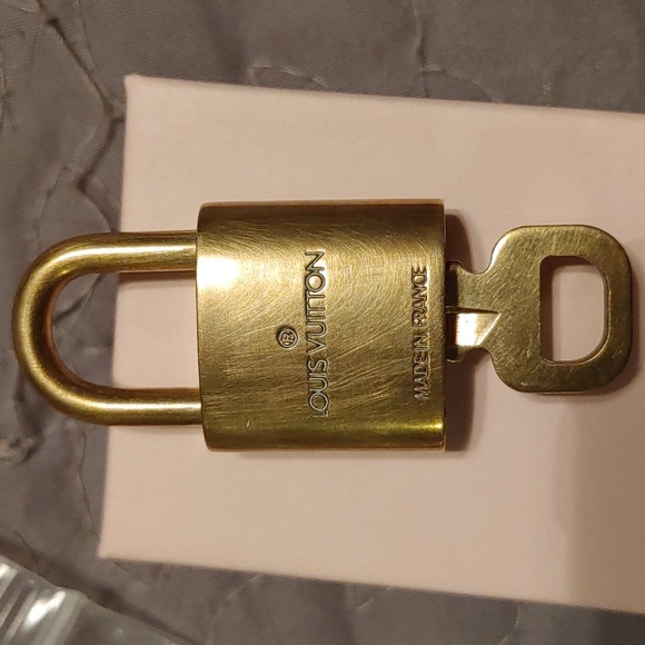 Louis Vuitton lock & key # 321 with trunks & bag charm - Picture 6 of 8